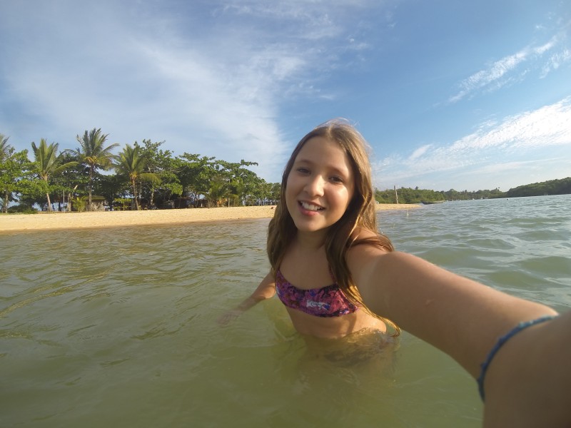 o que fazer em Caraíva: juju tomando banho de rio