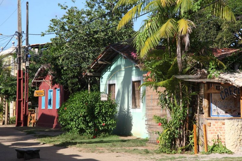 Casas coloridas e ruas de areia do povoado de Barra Grande, em Maraú, Bahia