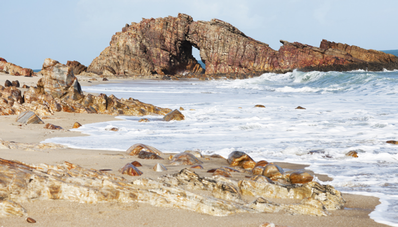 Destinos baratos de praia no Brasil: Pedra furada em Jeri
