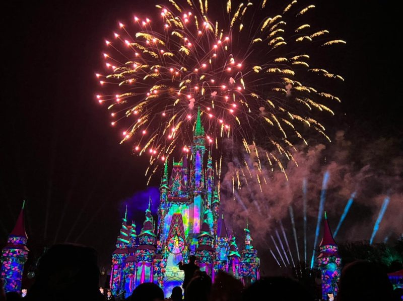 Atrações da Disney: show de fogos no encerramento do Magic Kingdom.