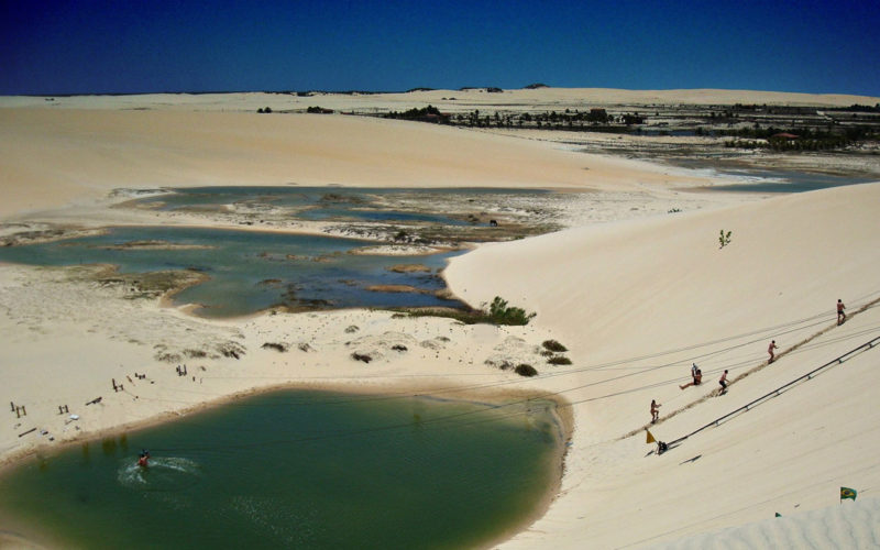 Praias baratas no Brasil: As lagoas que se formam na dunas em Canoa Quebrada