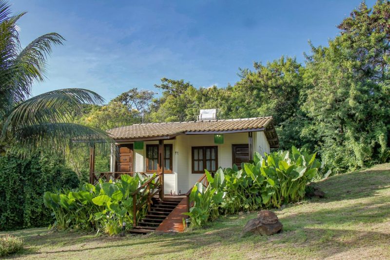 Os quartos da Pousada Simpatia da Ilha ficam espalhadas pela propriedade em Noronha. Os quartos da Pousada Simpatia da Ilha ficam espalhadas pela propriedade em Noronha.
