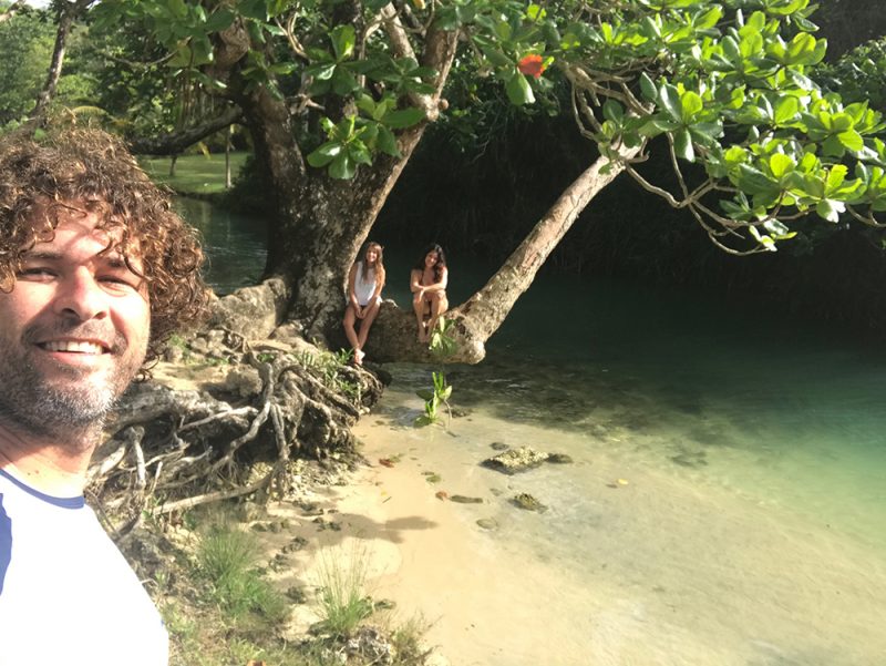 Vegetação densa e nativa na praia port antonio praia