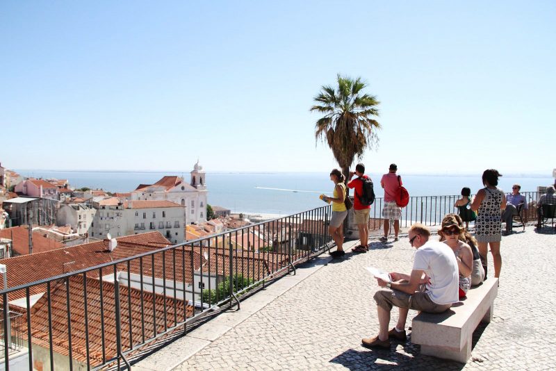 Roteiro Portugal: A vista do Largos das Portas do Sol