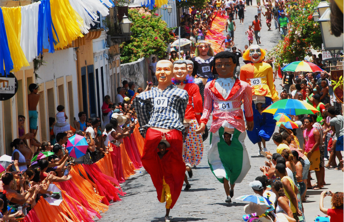 Para onde viajar no Carnaval no Brasil: destinos com festa e sossego
