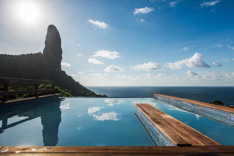 A piscina da pousada da Filó, de frente pro Morro do Pico.