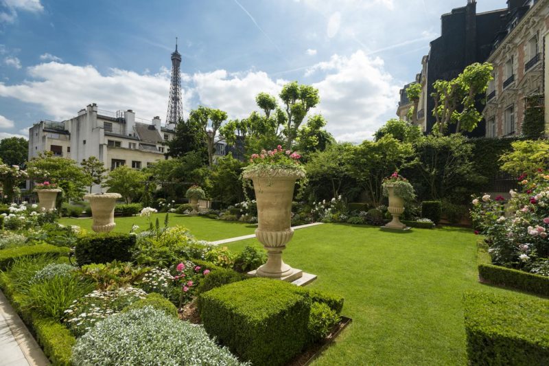 Até do jardim do Shangri-La dá para ver a Torre Eiffel. Até do jardim do Shangri-La dá para ver a Torre Eiffel.