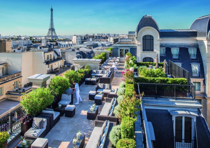 O incrível terraço do The Peninsula: conforto e vista para a Torre Eiffel. O incrível terraço do The Peninsula: conforto e vista para a Torre Eiffel.