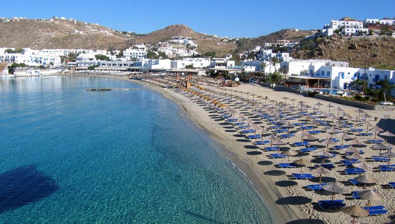 Praia de Platys Gialos em Mykonos