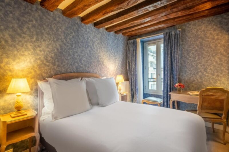 Hotel Baudelaire, no 2 arrondiment. O quarto é aconchegante e tem vista dos telhados de Paris