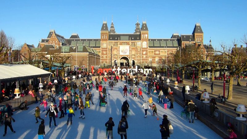 Para onde viajar em janeiro? Pista de patinação na frente do Museu Rijksmuseum