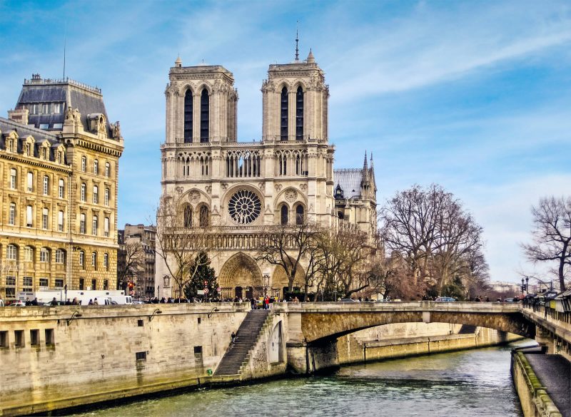 Viagem internacional em janeiro: Catedral de Notre Dame em Paris.