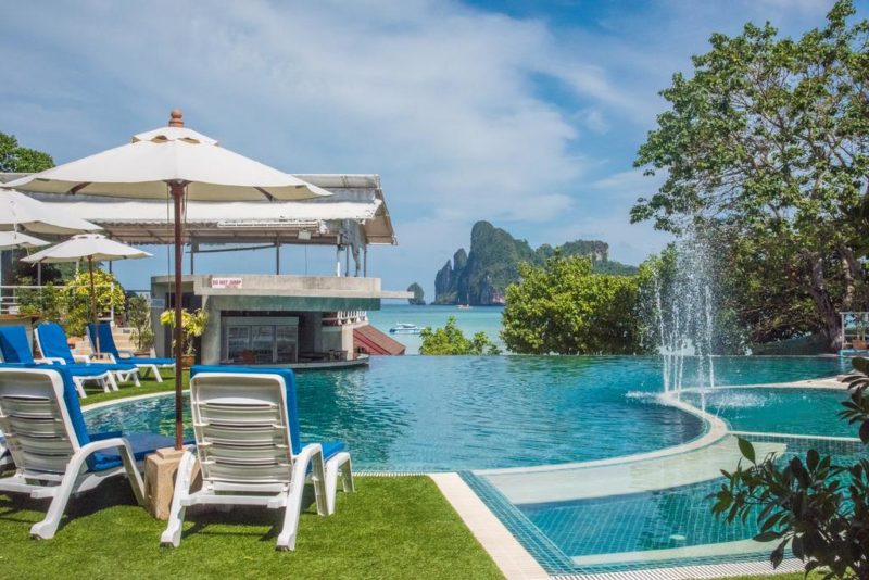 hoteis baratos em Ko Phi Phi: a vista da piscina do PP Charlie