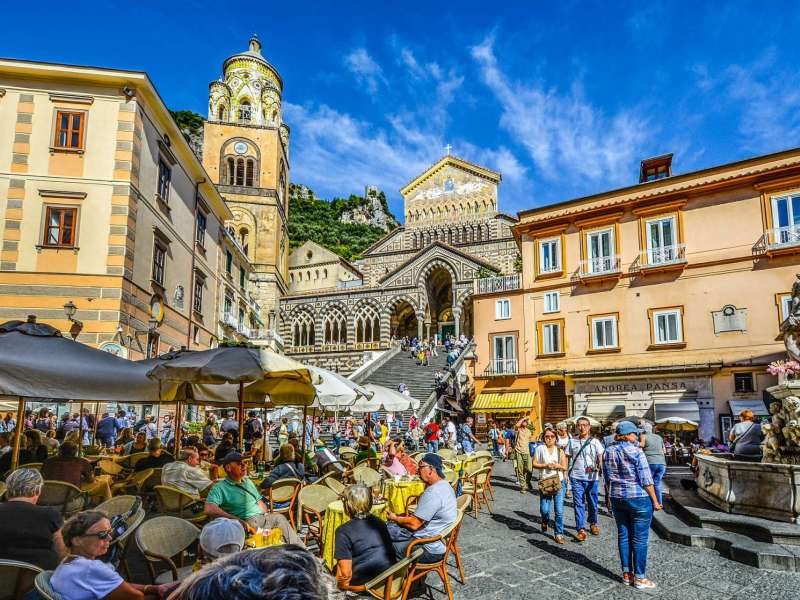 A praça central e vibrante da cidade de Amalfi