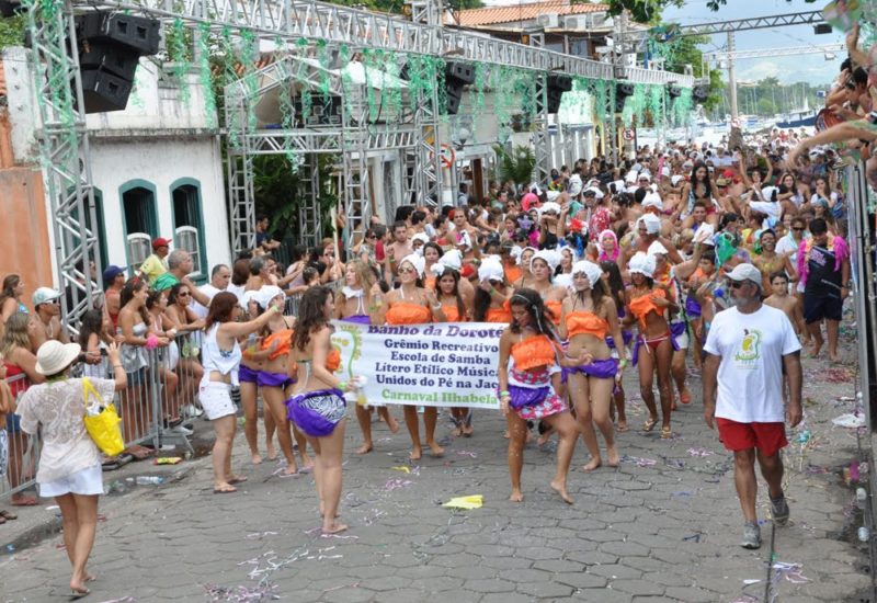 Destinos de carnaval para família: Bloco de rua em Ilha Bela