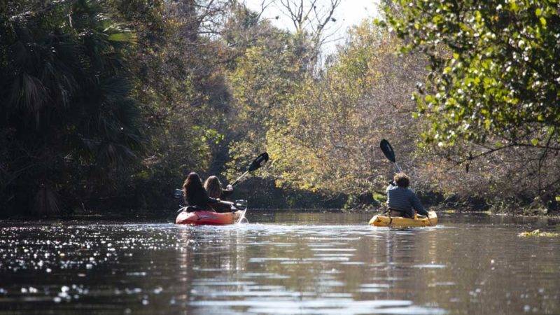 Família sempre unida: passeio de caiaque em Riverbend Park