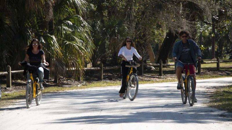 Andando de bicicleta pelo Riverbend Park