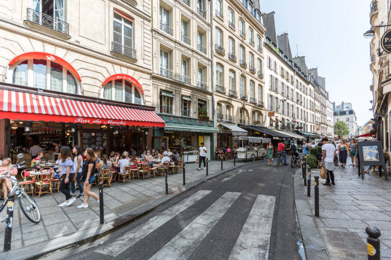 Ruas animadas em Saint Germain Des Pres