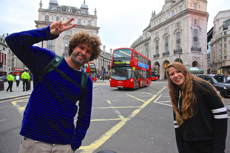 Quanto custa viajar para Londres: Juju e Rico nas ruas de Londres.