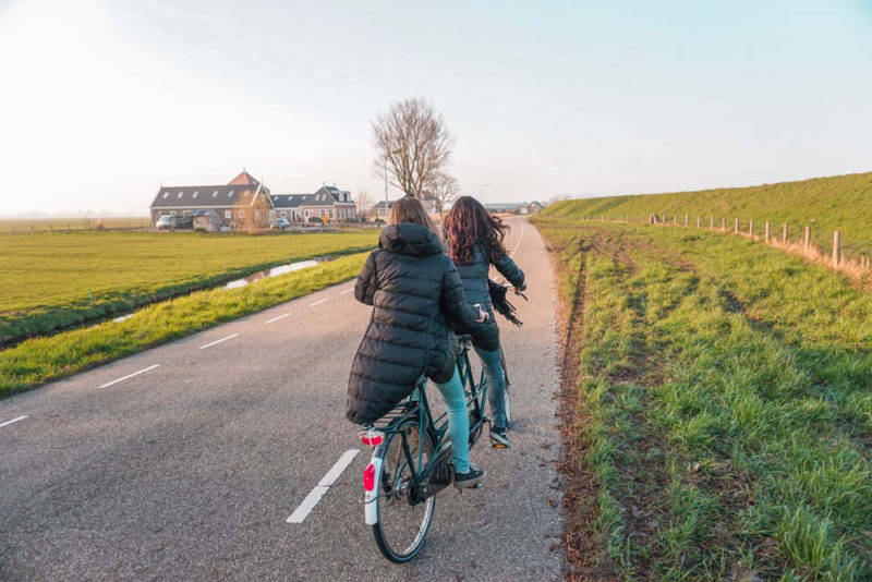 Cidades perto de Amsterdã para fazer um bate-volta: caminho de bike de Volendam para Monnickedam