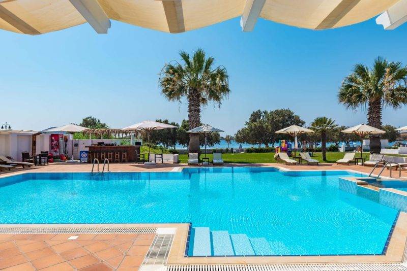 Hotéis em Astypalea: Piscina e jardim do Maltezana Beach Hotel.