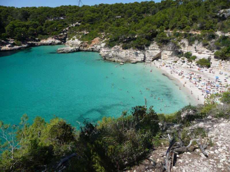 A linda e azul Cala Mitjana em Menorca. A linda e azul Cala Mitjana em Menorca.