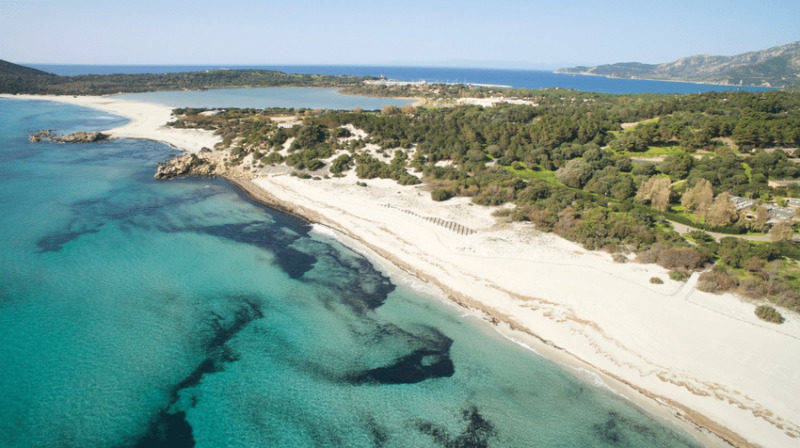 A larga e linda praia Simius, no sul da Sardenha.