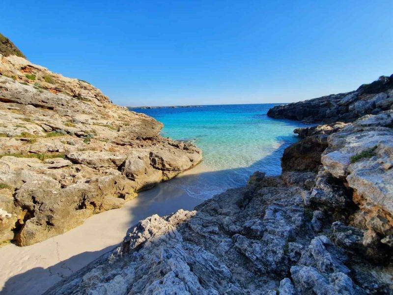 Estreita e linda Caló Blanc em Menorca. Estreita e linda Caló Blanc em Menorca.