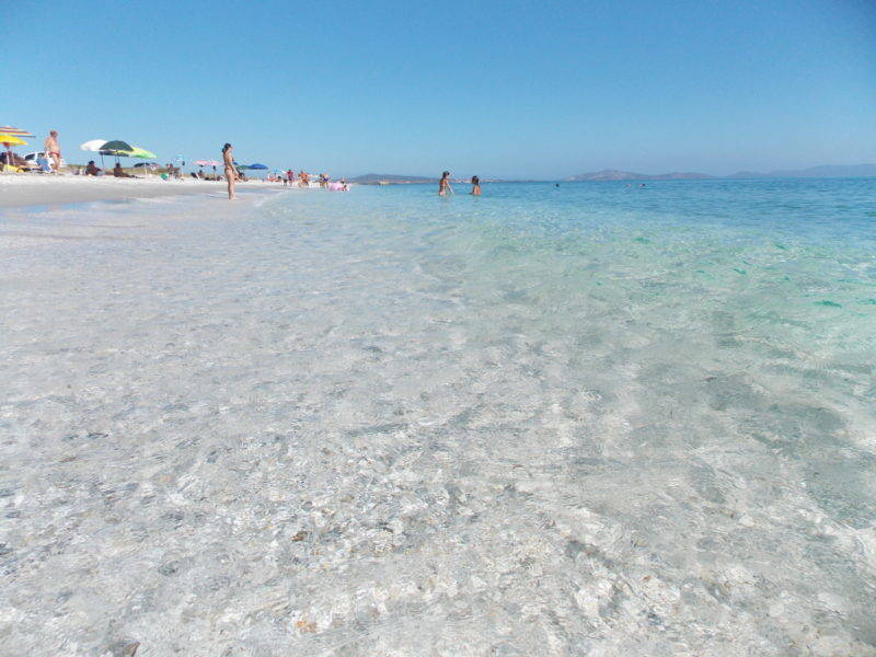 O cristalino mar da praia de Ezzi Manu no norte da Sardenha.