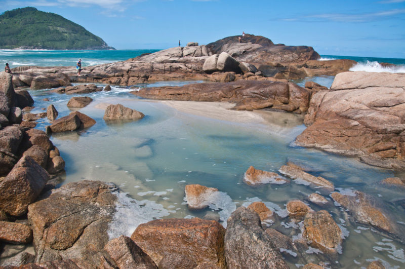 Roteiro praias do sul do Brasil: Piscinas naturais que se formam na praia da Ferrugem. Roteiro praias do sul do Brasil: Piscinas naturais que se formam na praia da Ferrugem.