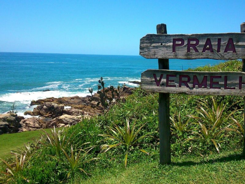 Roteiro praias do sul do Brasil: Trilha até a Praia Vermelha, na Praia do Rosa. Roteiro praias do sul do Brasil: Trilha até a Praia Vermelha, na Praia do Rosa.