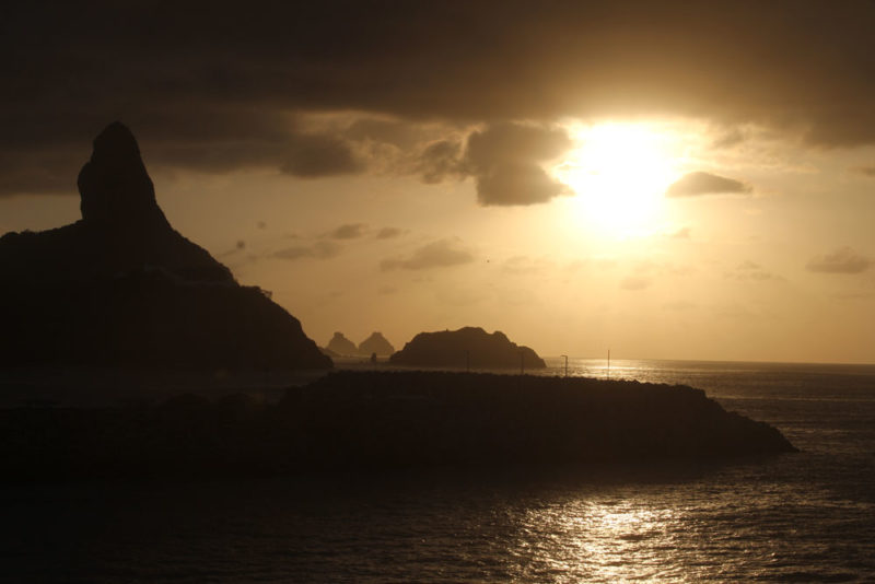 Fim de tarde visto das ruínas atrás do Porto: vista do Morro do Pico e, no fundo, os Dois Irmãos Fim de tarde visto das ruínas atrás do Porto: vista do Morro do Pico e, no fundo, os Dois Irmãos