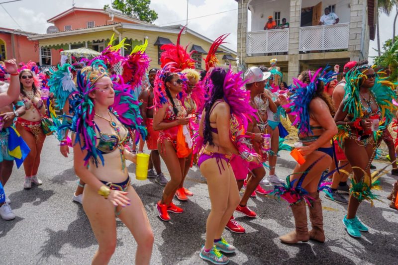 Parece Brasil, mas é o Crop Over Festival de Barbados.