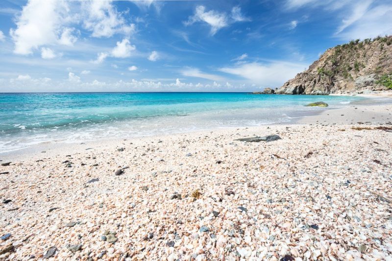 Destinos para conhecer no Caribe: Mar azul intenso da Shell Beach, em St. Barth.