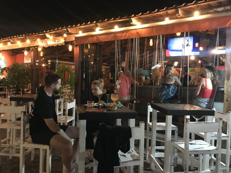 Isla Mujeres à noite: bares animados pelo centrinho