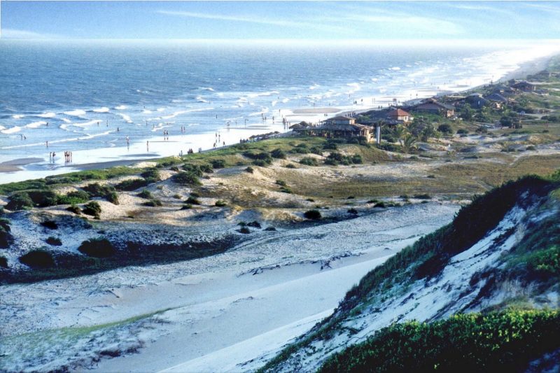 Para onde ir em fevereiro: As dunas de Itaúnas que contornam o litoral. Para onde ir em fevereiro: As dunas de Itaúnas que contornam o litoral.