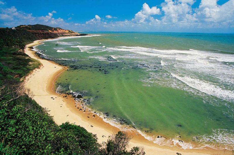 Destinos nacionais para ir em fevereiro: parte da orla da praia da Pipa. Destinos nacionais para ir em fevereiro: parte da orla da praia da Pipa.