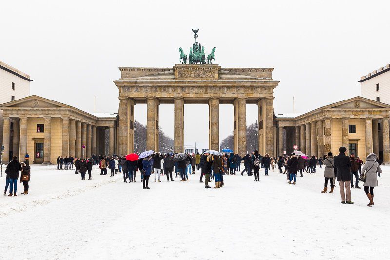 Onde viajar em fevereiro: o famoso Portão de Brandemburgo, em Berlin. )nde viajar em fevereiro: o famoso Portão de Brandemburgo, em Berlin.