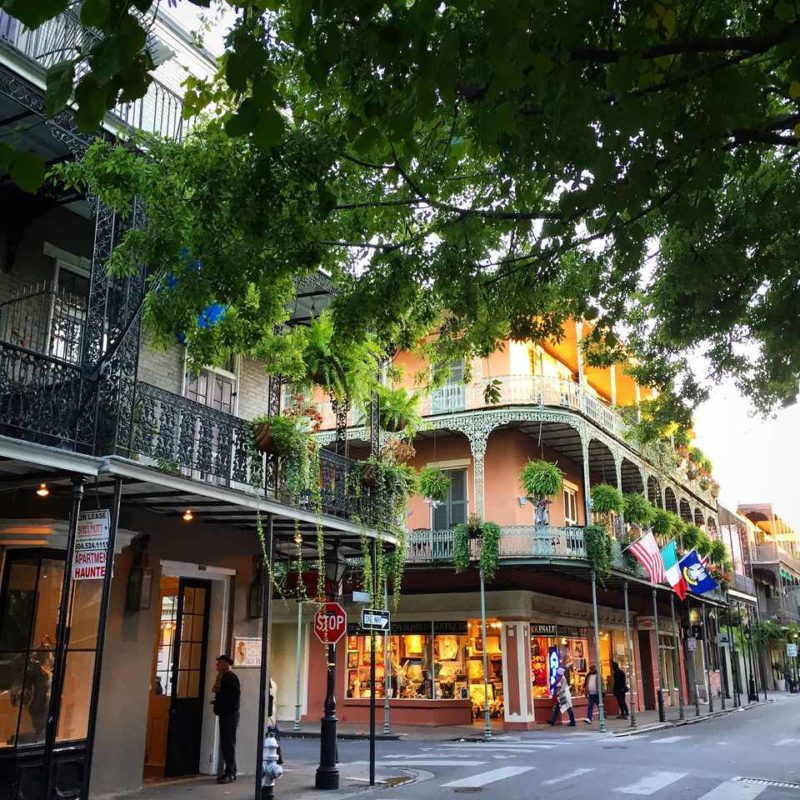 Onde viajar em fevereiro: a charmosa Bourbon Street, em Nova Orleans. Onde viajar em fevereiro: a charmosa Bourbon Street, em Nova Orleans.