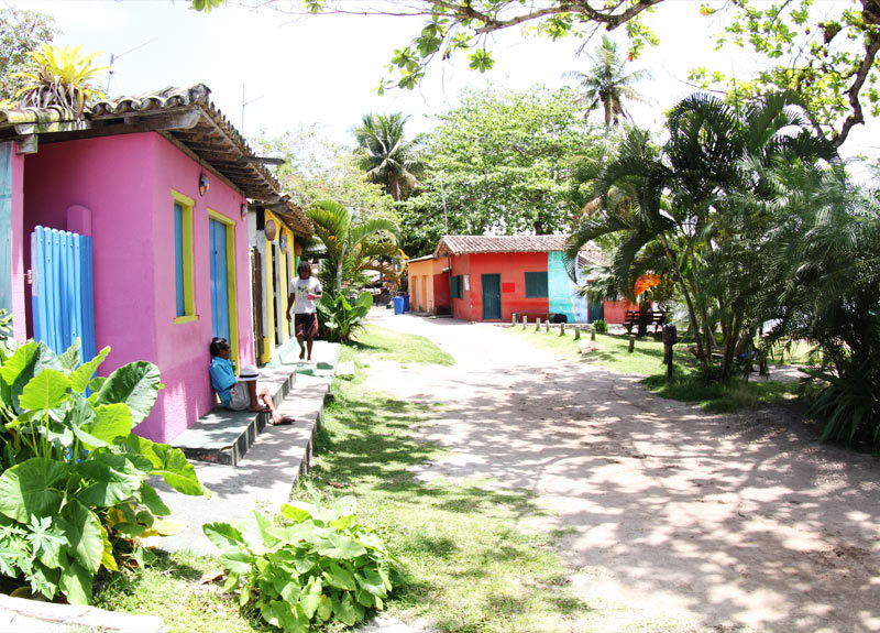 Roteiro Bahia: casinhas coloridas do vilarejo de Caraíva.