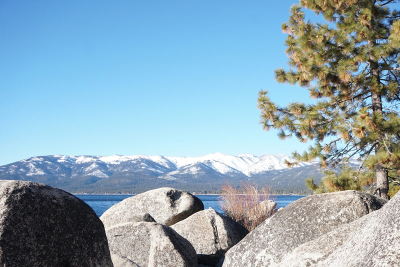 O visual das montanhas com neve de North Tahoe, em Nevada