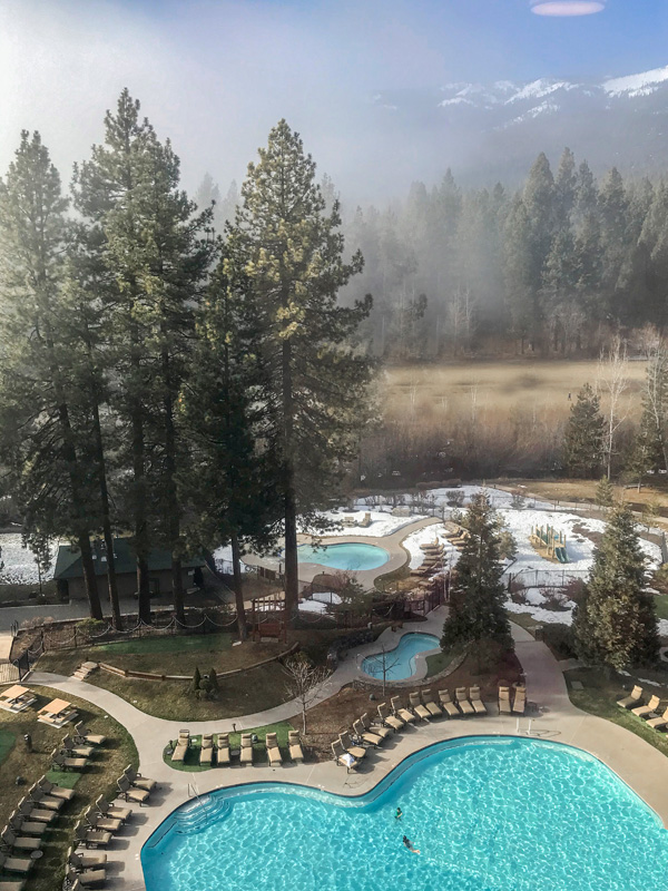 O visual da piscina do Hyatt Lake Tahoe Resort & Spa, no lado de Nevada