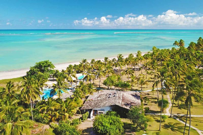 Onde ficar em Alagoas: a pousada Borapirá: coqueiros mantidos em um terreno enorme que parece uma fazendo a beira-mar