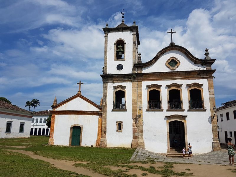 Passeios em Paraty: Igreja de Santa Rita, cartão postal da cidade.