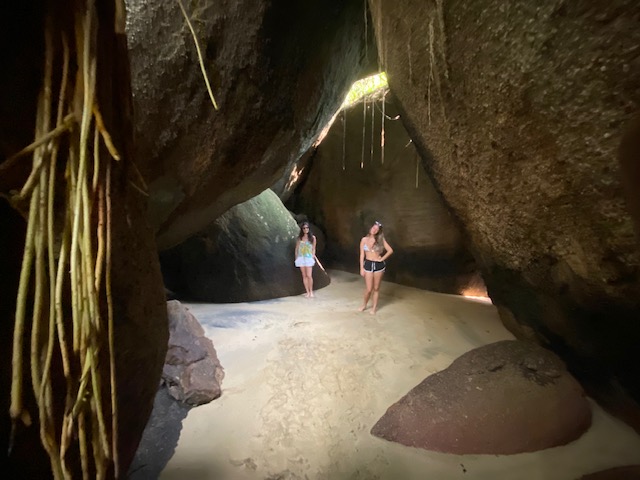 Praias de Paraty: a gruta enorme que existe no Saco da Velha.