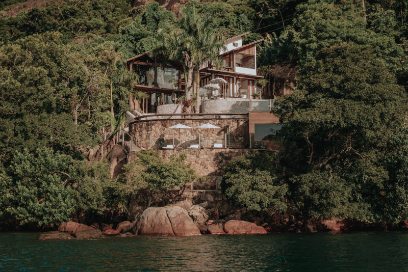 onde ficar em Paraty: a casa de Vidro vista do mar