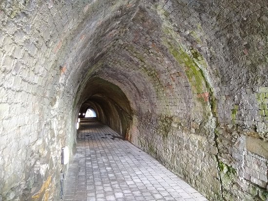 Um dos acessos para a Tunnels Beaches, em Ilfracombe.