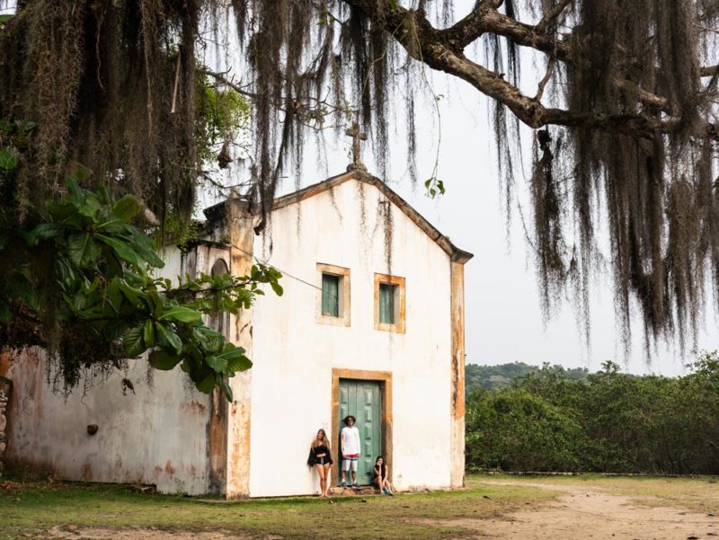 Lugares isolados e lindos para viajar: a igreja construída em 1700, ainda de pé na pacata Paraty-Mirim
