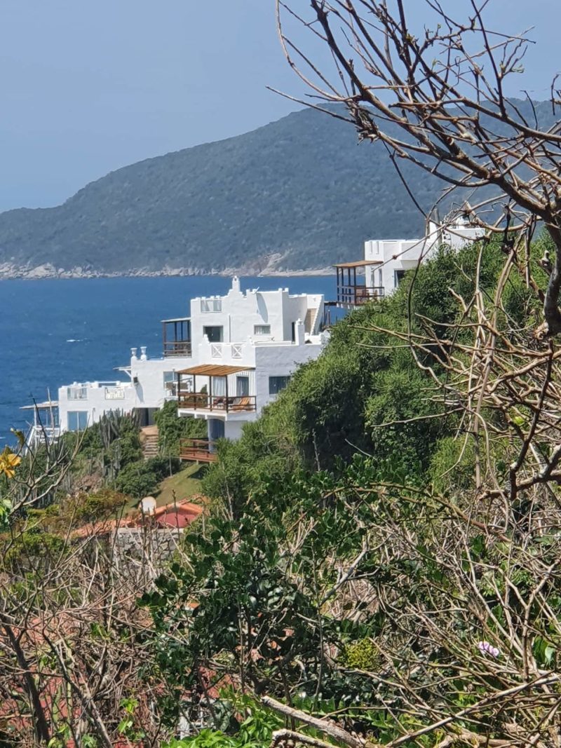 Casa Grega em Arraial do Cabo: o condomínio com estilo ciclônico onde fica o airbnb