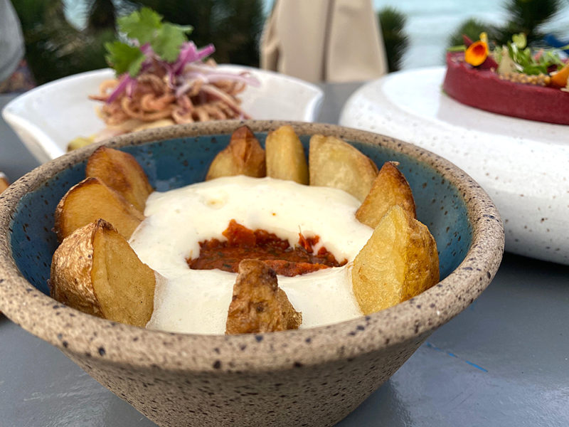 onde comer em buzios: as batatas bravas são um clássico do Rocka